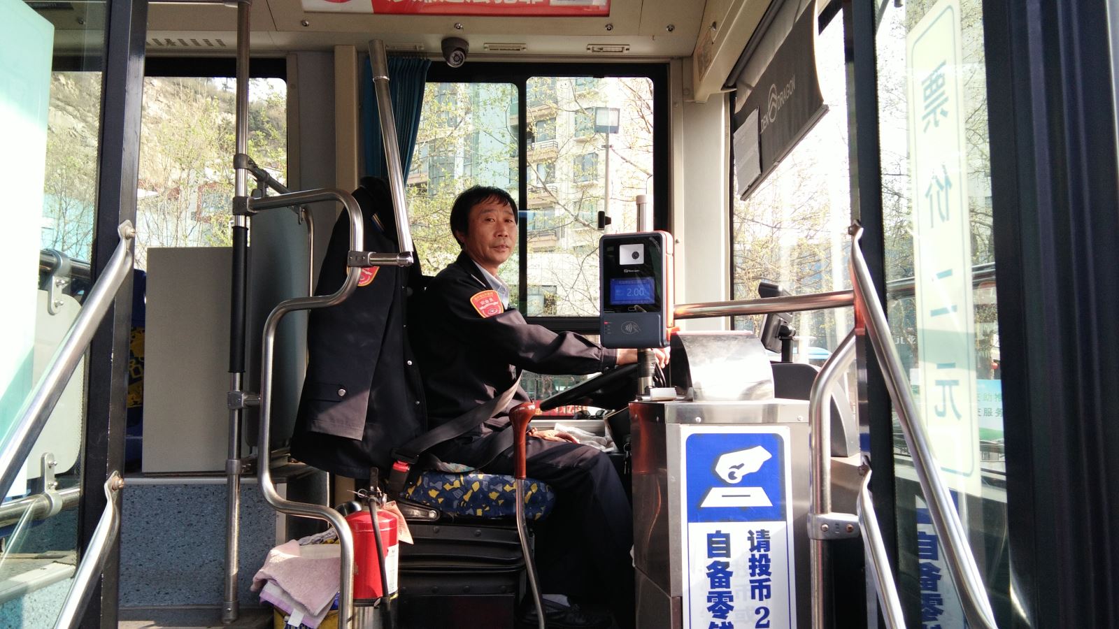 公交集团公交事业二部31路驾驶员程学东及时归还乘客丢失的手机受表扬